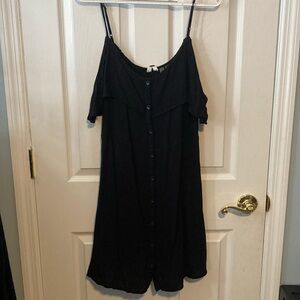Roxy XL off shoulder women’s black dress with front buttons. No damages.